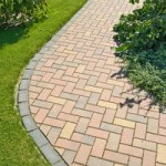 gepflasterter Gartenweg