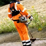 Arbeiter mit Motosense