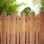 Das Aufstellen eines Gartenzauns unbedingt vorher mit dem Nachbarn absprechen © kobra78 - Fotolia.com