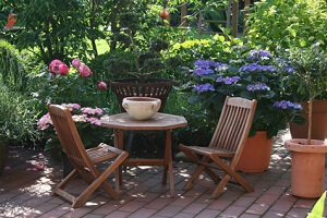 Sitzgruppe im Garten Im September sind noch zahlreiche Gartenarbeiten notwendig