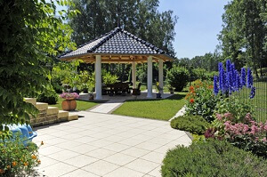 Ein Pavillion im Garten wirkt besonders romantisch © Omika - Fotolia.com