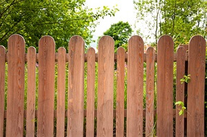 Das Aufstellen eines Gartenzauns unbedingt vorher mit dem Nachbarn absprechen © kobra78 - Fotolia.com