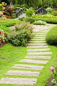 Vielen Hausbesitzern ist ein perfekt gestalteter Garten wichtig © chaloemphan - Fotolia.com