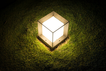 Leuchtender Outdoor-Cube für den Garten © Konstantin Yolshin - Fotolia.com
