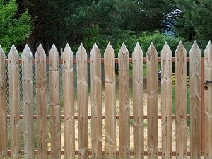 Holzzäune sorgen im Garten für ein besonders natürliches Ambiente