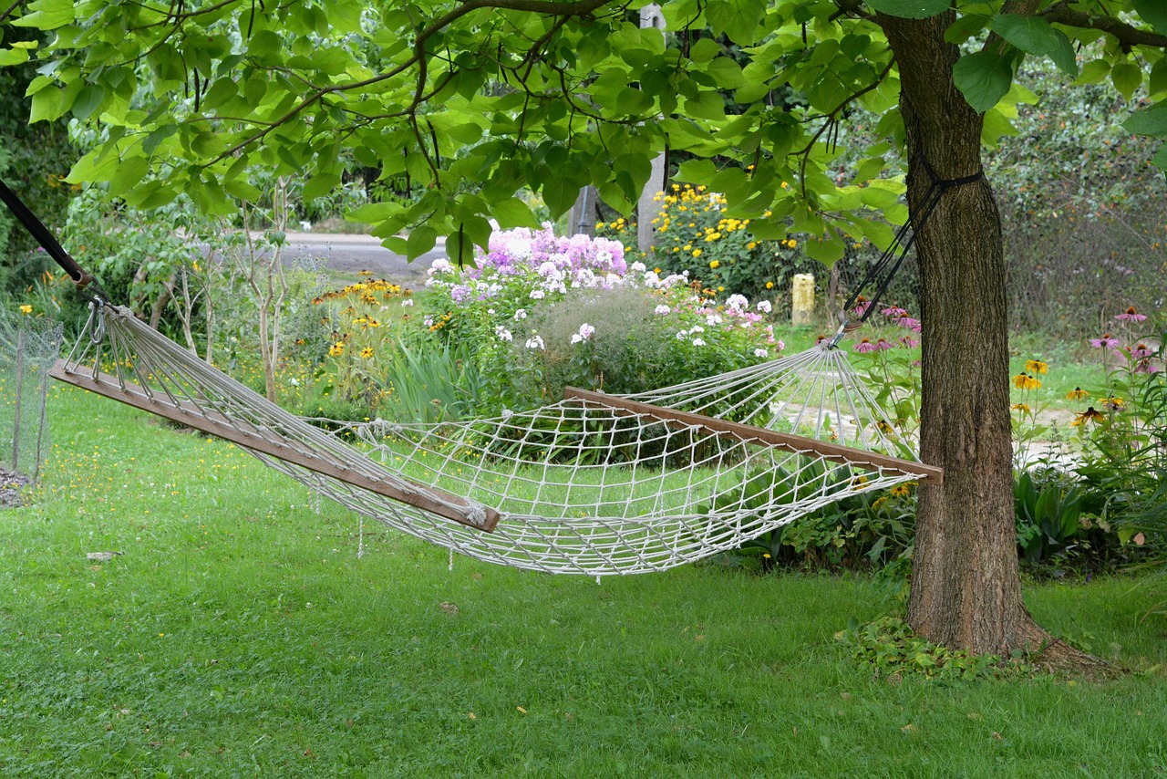 Hängematte zum Entspannen im grünen Garten