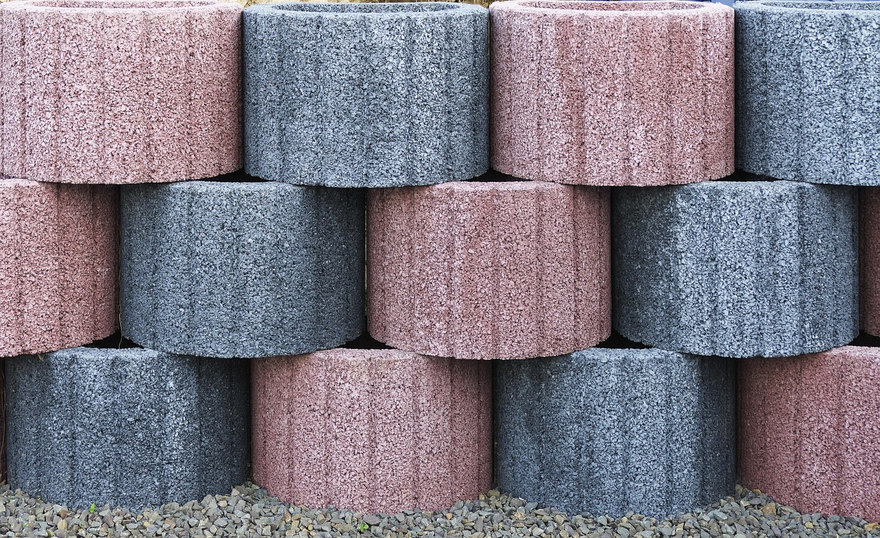 Gestapelte Pflanzringe aus Beton in Grau und Rot
