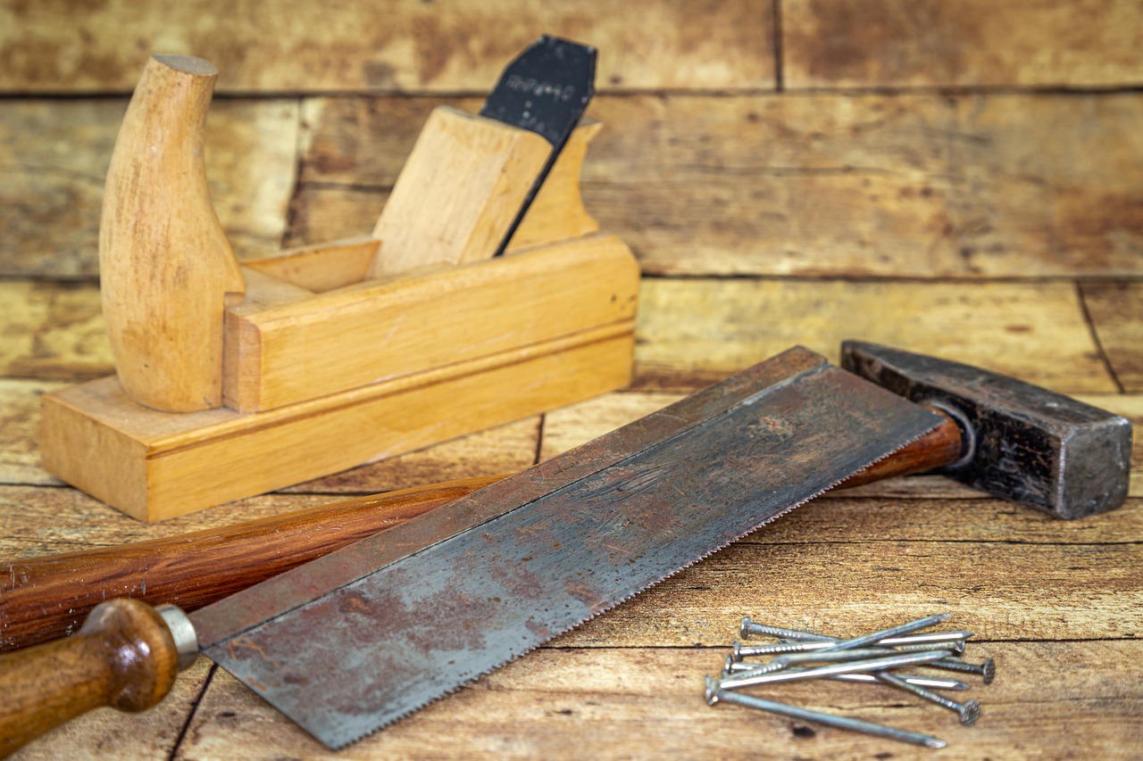 Handwerkzeug für den Holzbau: Hobel, Säge, Hammer und Nägel