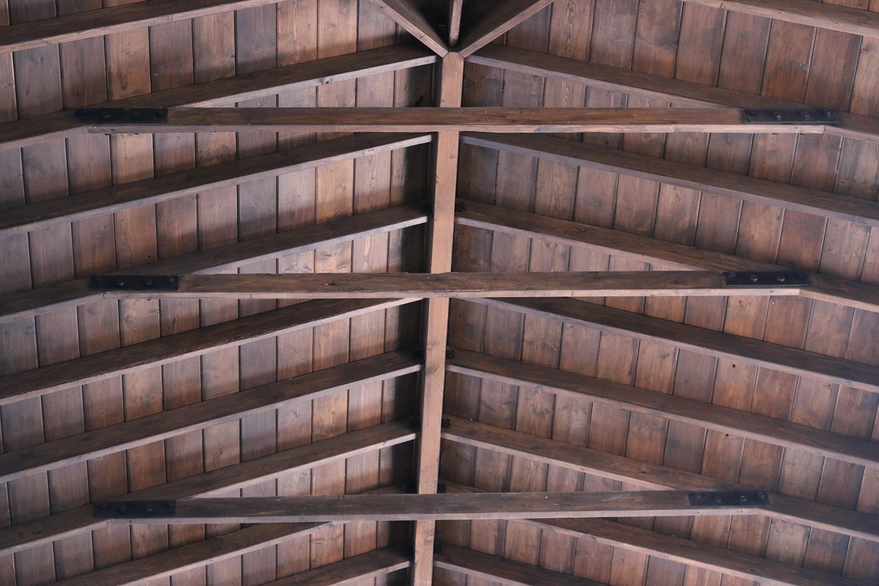 Holzdach von innen mit sichtbaren Sparren und Dachbalken