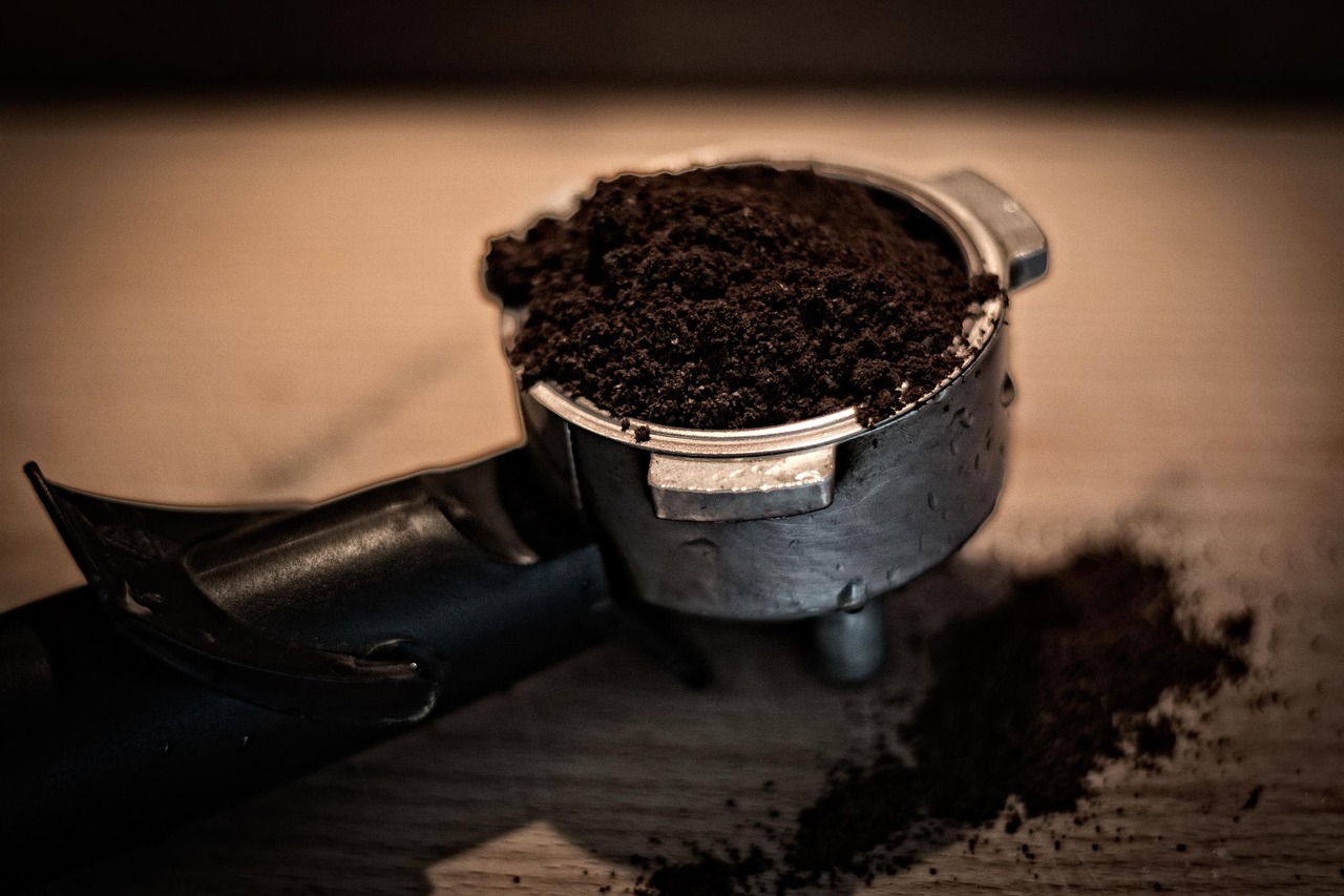 Frischer Kaffeesatz in einem Siebträger